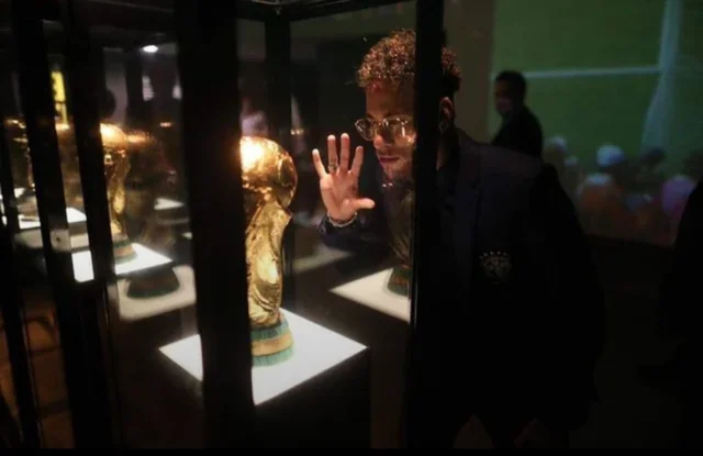 neymar looking at world cup