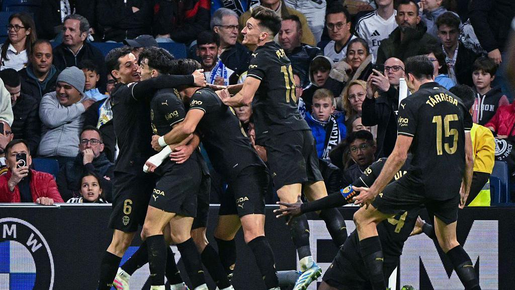 Who has the upper - hand in the cronología of Real Madrid vs Valencia C.F.？