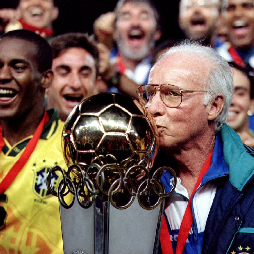 Who was the manager of the famous world cup 2006 brazil squad？ Learn about the coachs strategy and controversial player decisions!