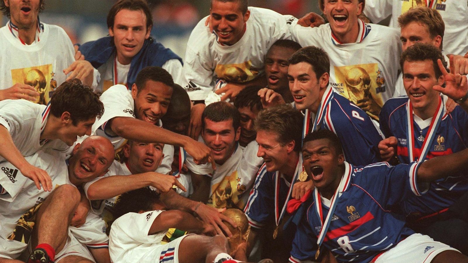 Find the famous photo of the world cup 1998 france squad celebration? Relive the moment!
