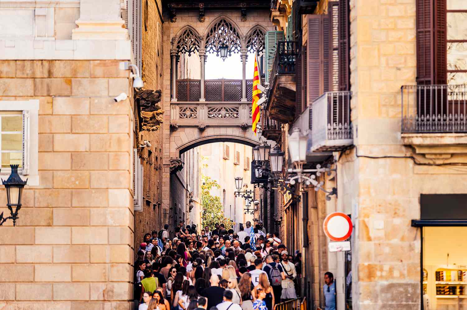When should you visit the corner barcelona to avoid crowds？ Find the best hours here!