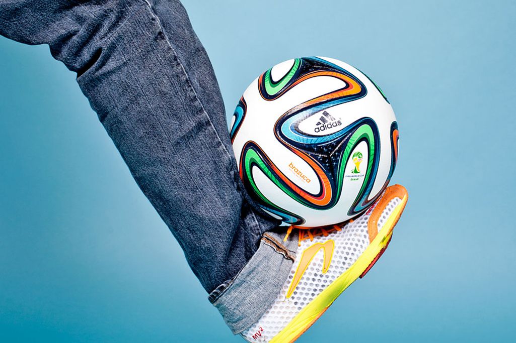 Why was the 2006 soccer world cup ball design criticized by players？ (Understand the flight physics!)