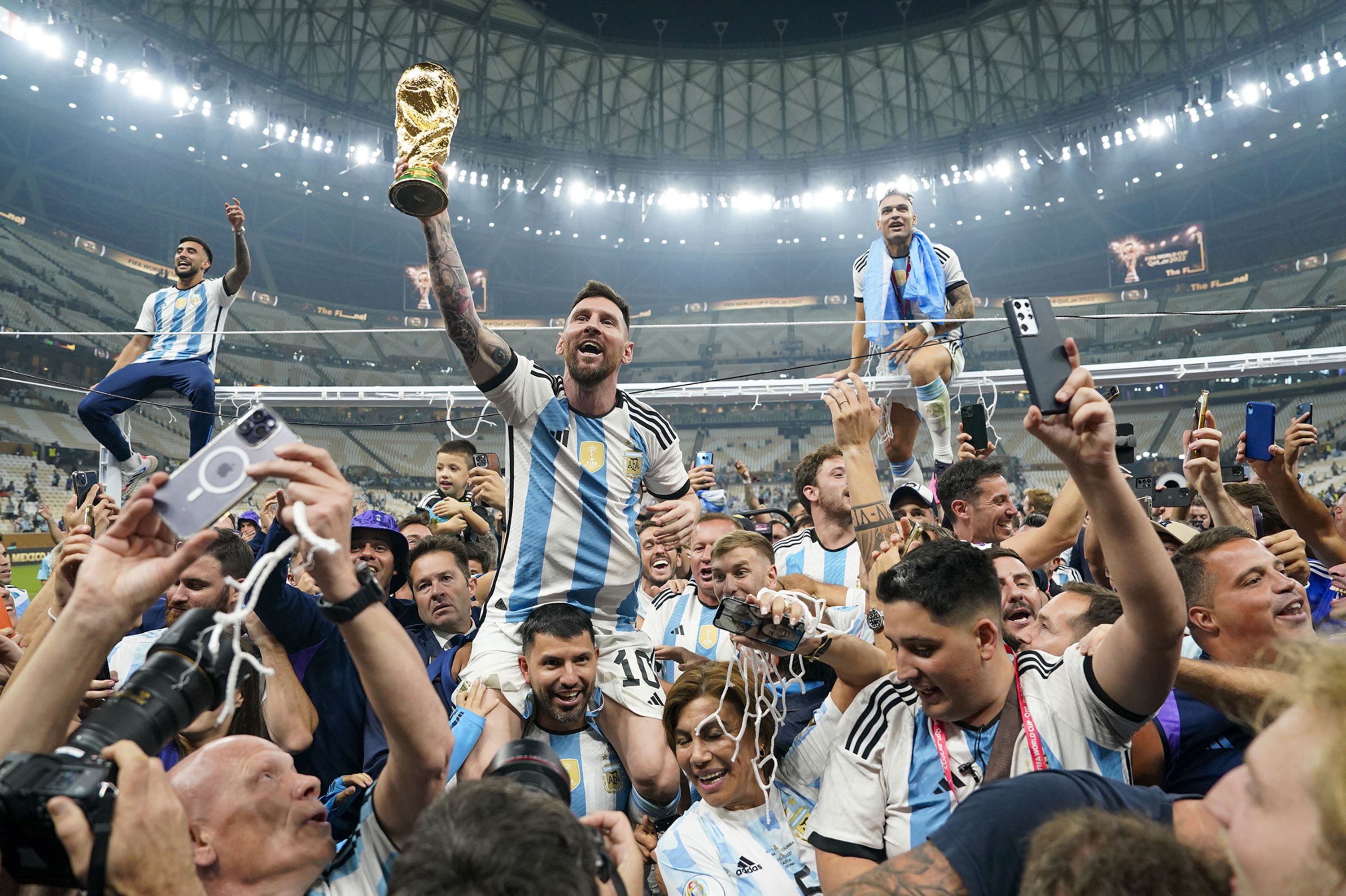 Is messi looking at world cup the best football photo ever？ See the fan reactions right now.