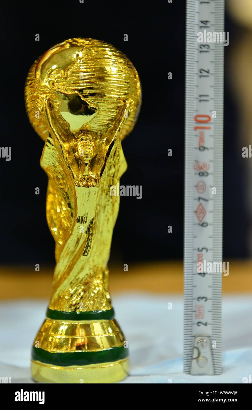 How close do some replicas look to real？ (You wont believe this amazing world cup trophy fake)