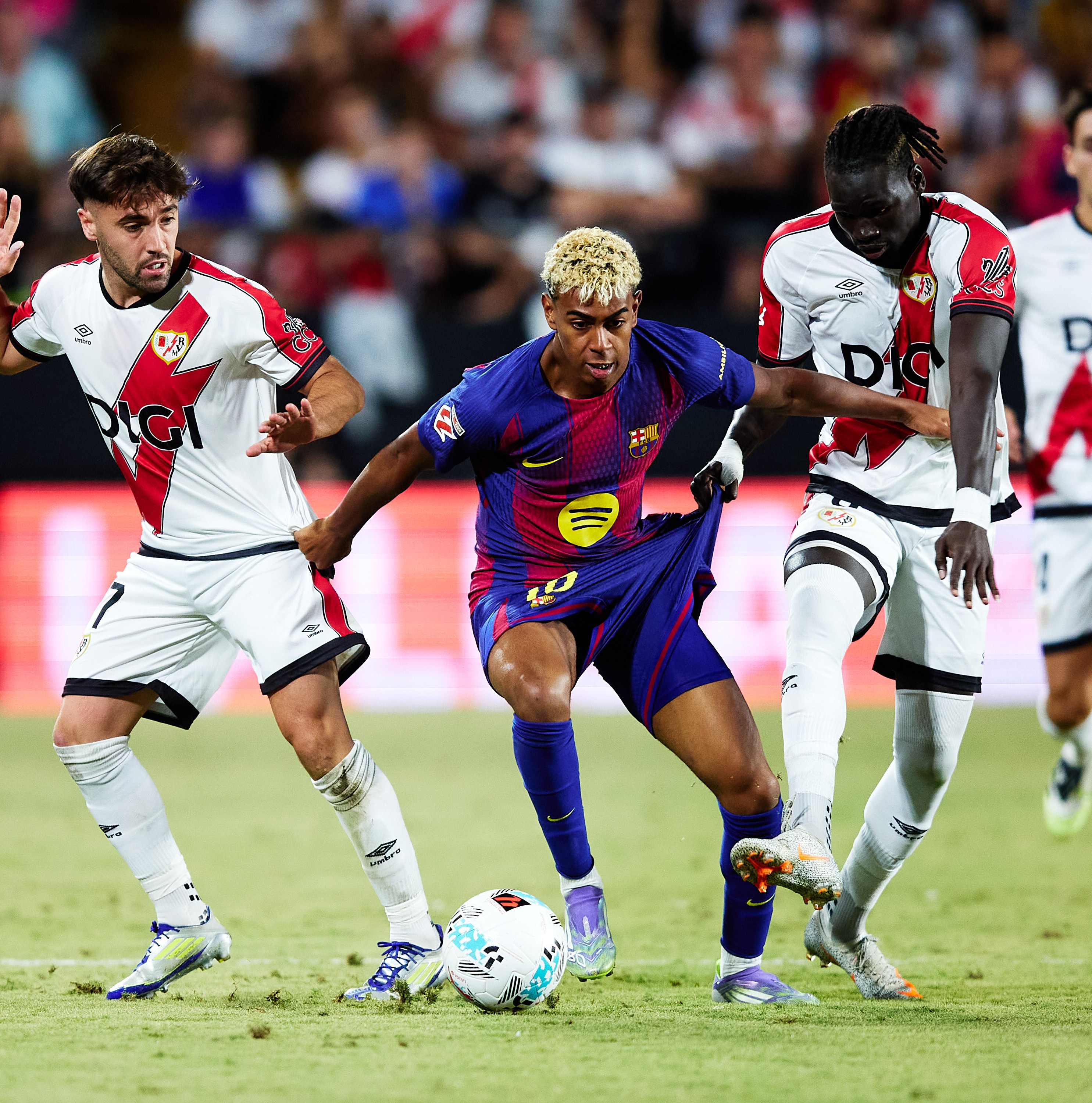 Which team leads the historic rivalry based on estadísticas de rayo vallecano contra fútbol club barcelona? Last five games analyzed!