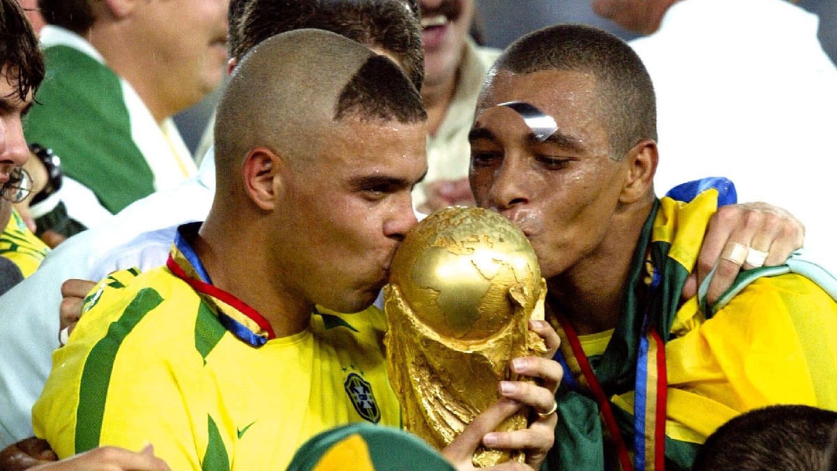 Why did 2002 World Cup Ronaldo get that famous haircut？ (The truth about the fringe!)