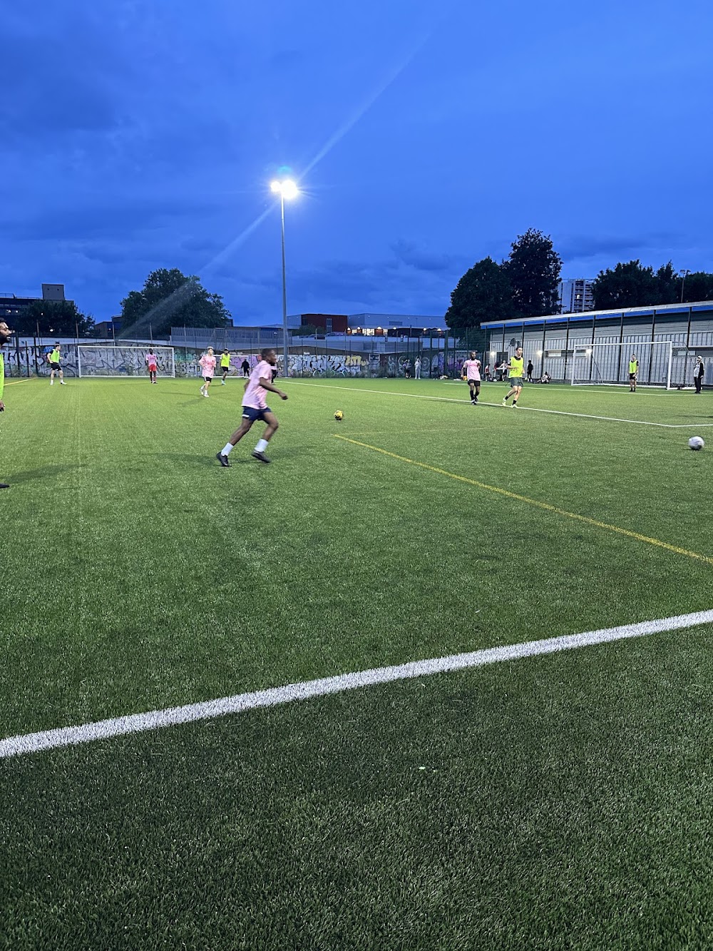 How to choose market road football pitches？ Tips from insiders!