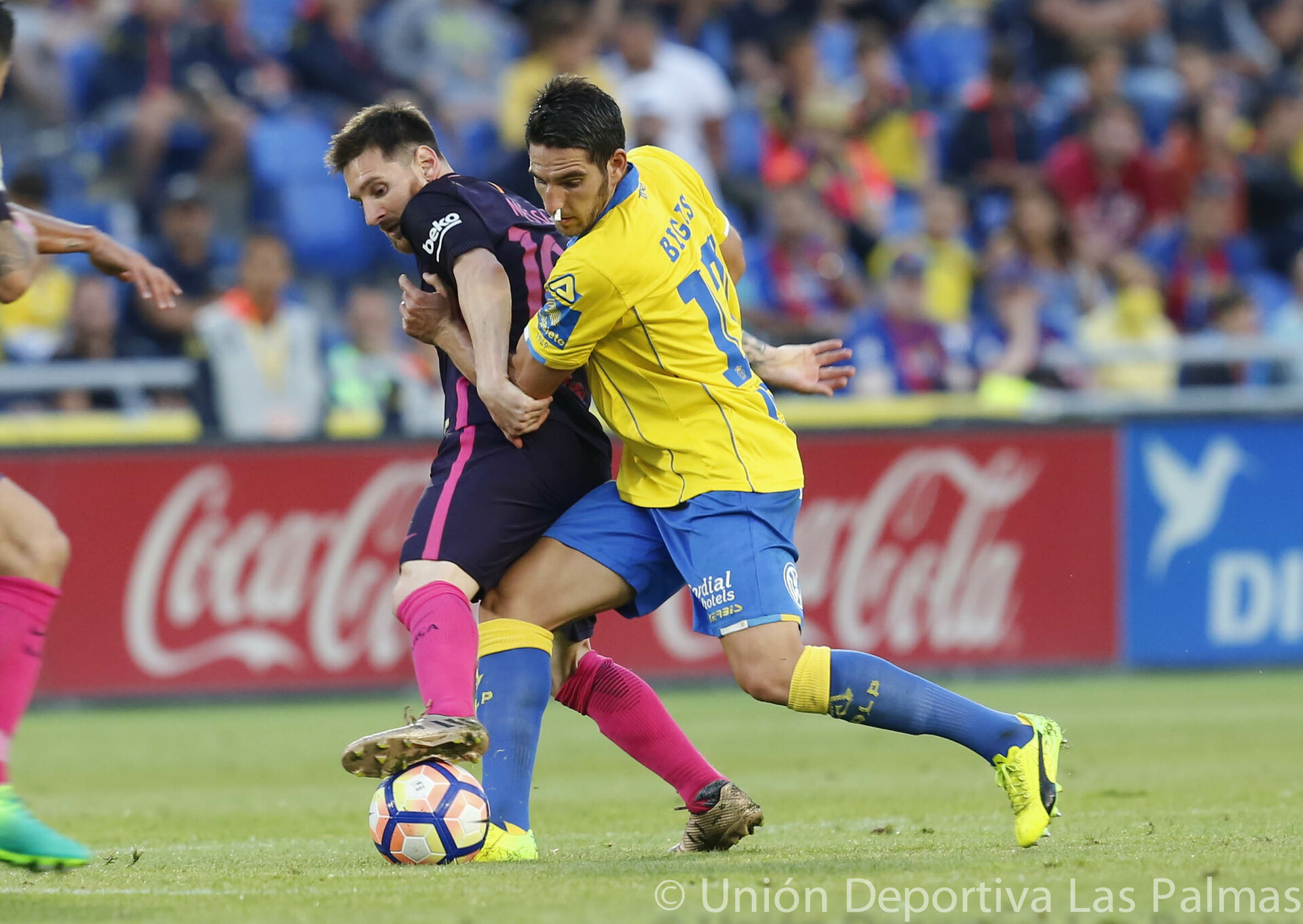 What impacts does the cronología de u. d. las palmas contra fc barcelona have?