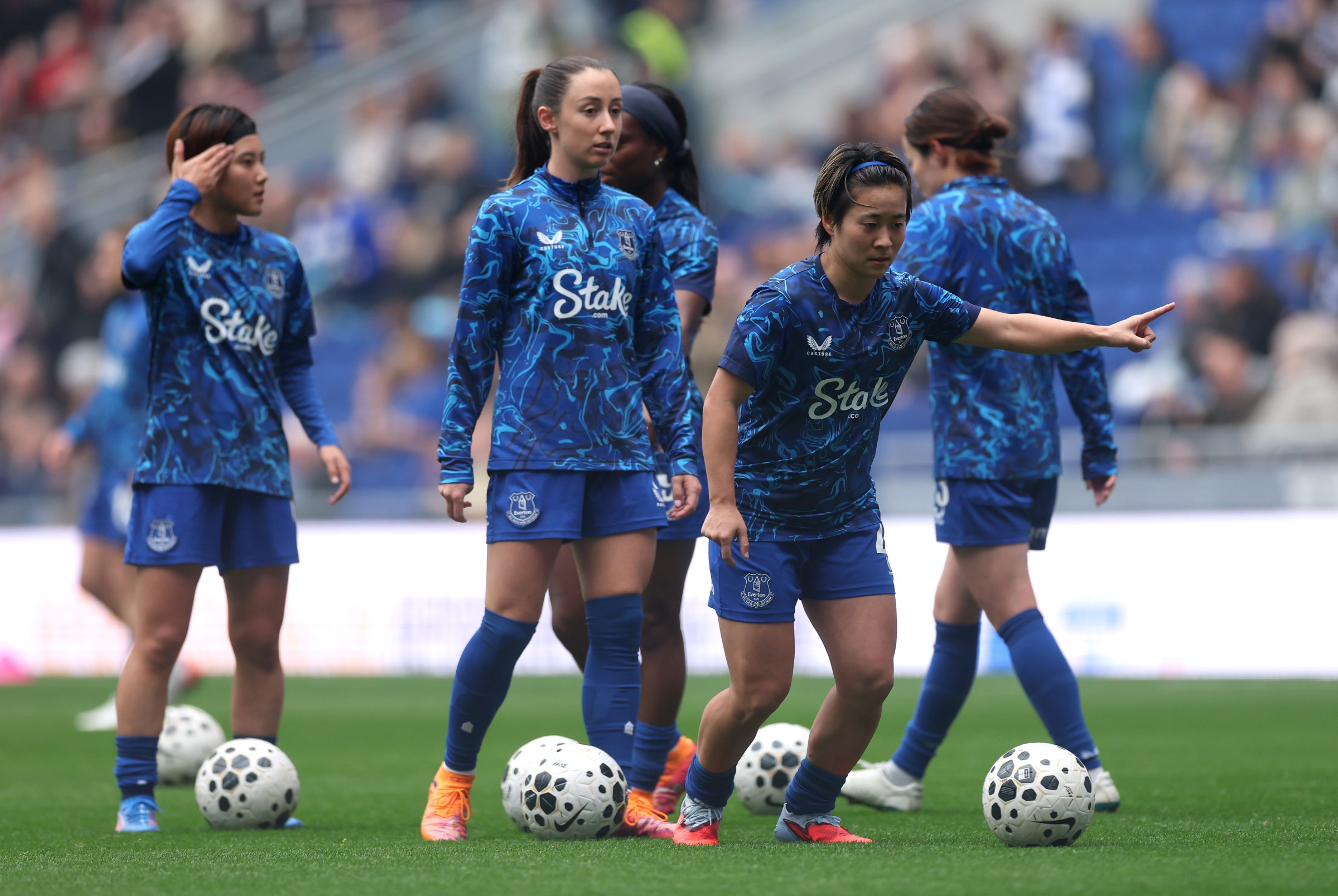 What does the Everton F.C. vs Nottingham Forest timeline tell us about their rivalry？