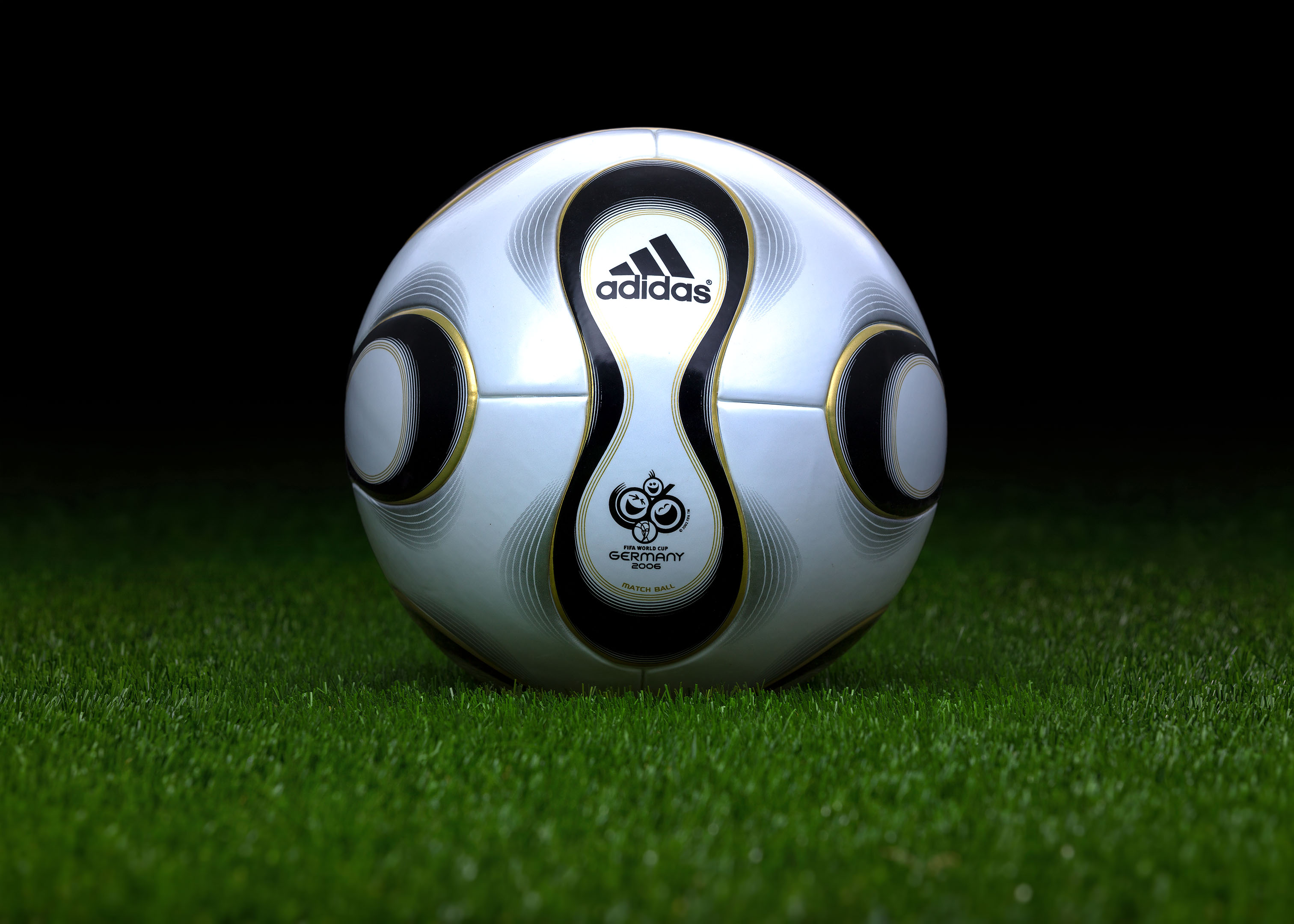 Why was the 2006 fifa world cup soccer ball design so special? (Learn about the innovative Teamgeist panels)