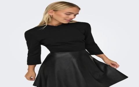 maddie black dress：maddie in a black dress