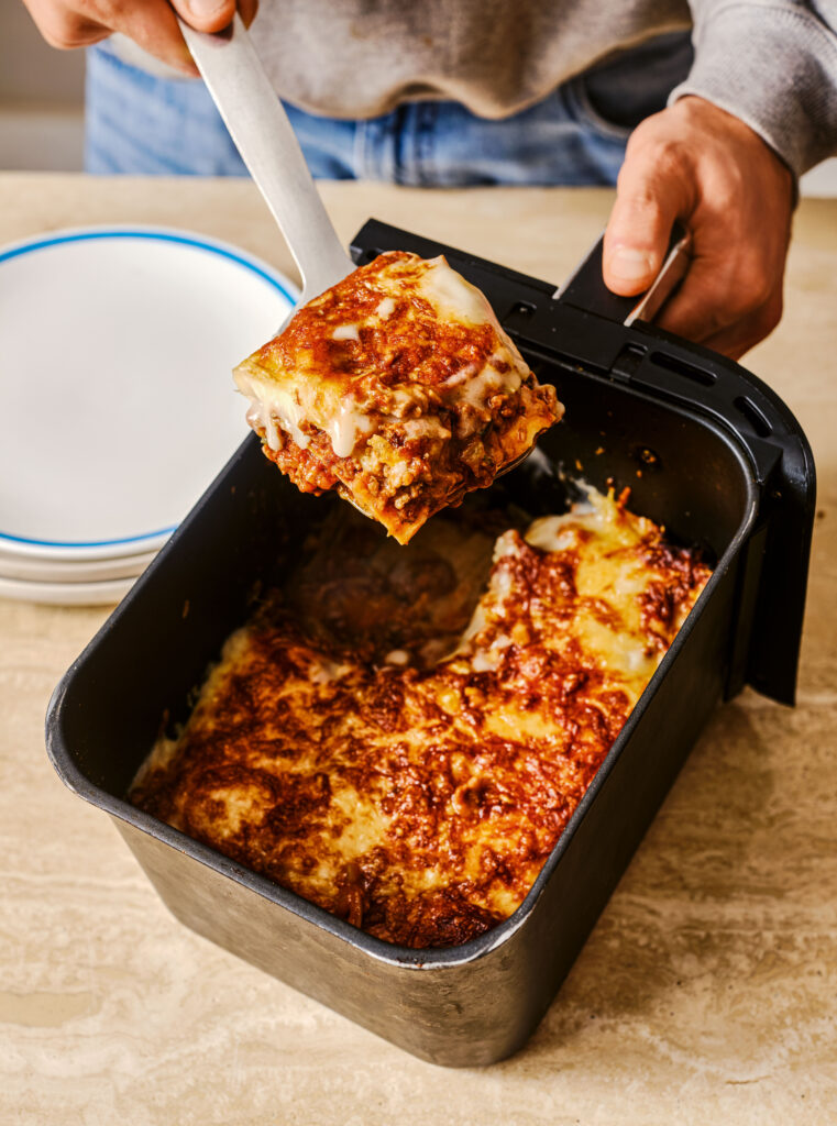 air fryer lasagne：lasagna cooked in an air fryer