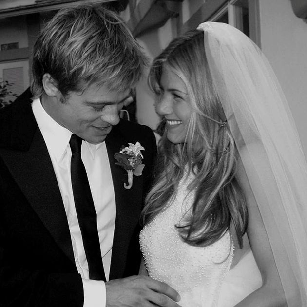 jennifer aniston wedding gown：jennifer aniston's bridal dress