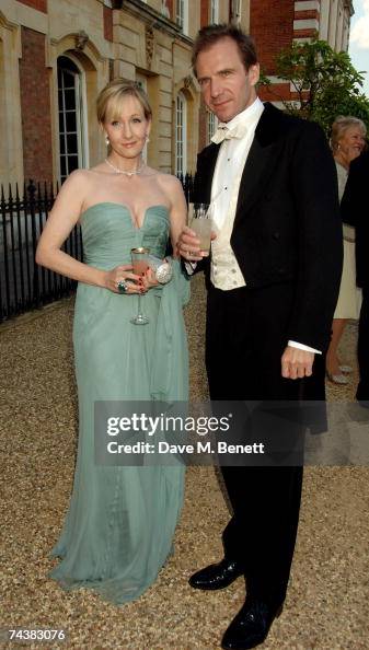 lisa robertson and ralph fiennes:lisa robertson with ralph fiennes